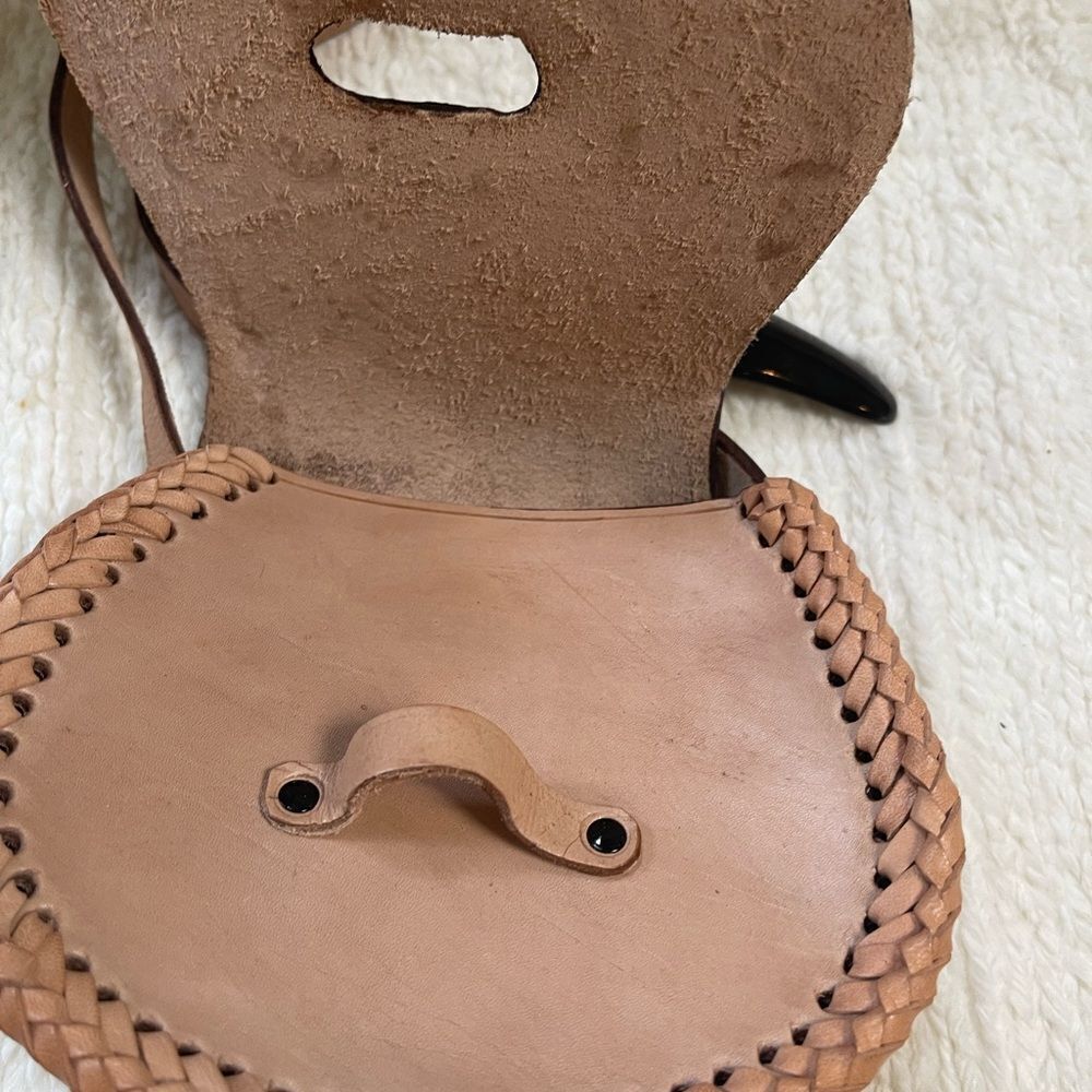 VTG Leather tan tooled small Crossbody Bag hook and loop closure. - Picture 6 of 9